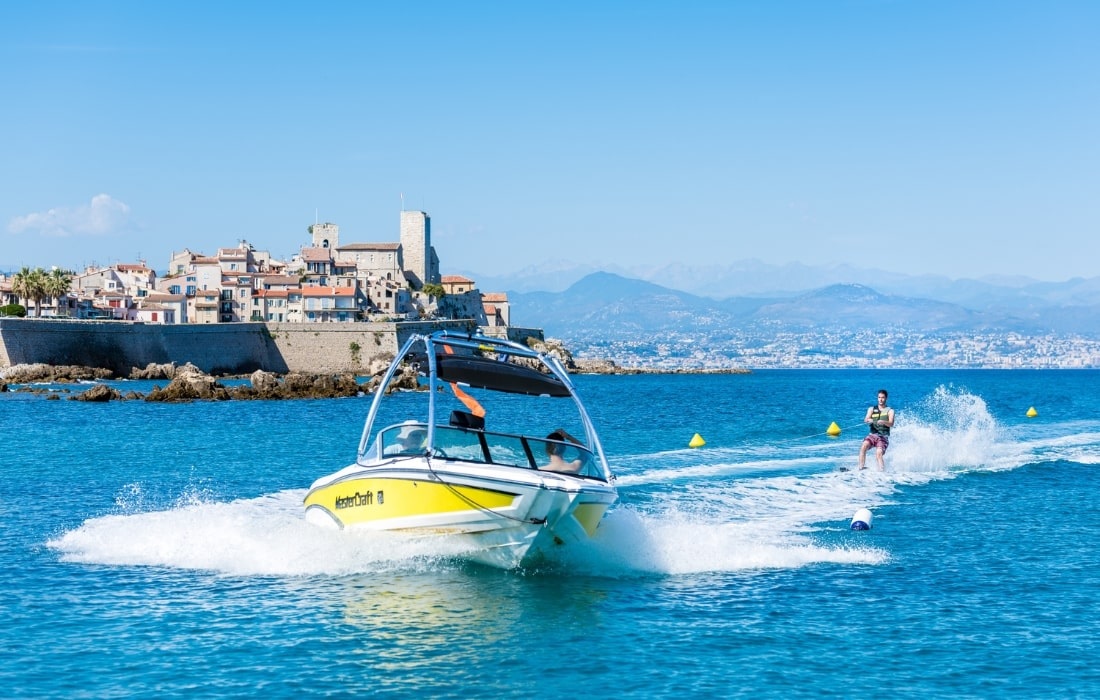 jovenes-en-jean-les-pins-frances-y-actividades