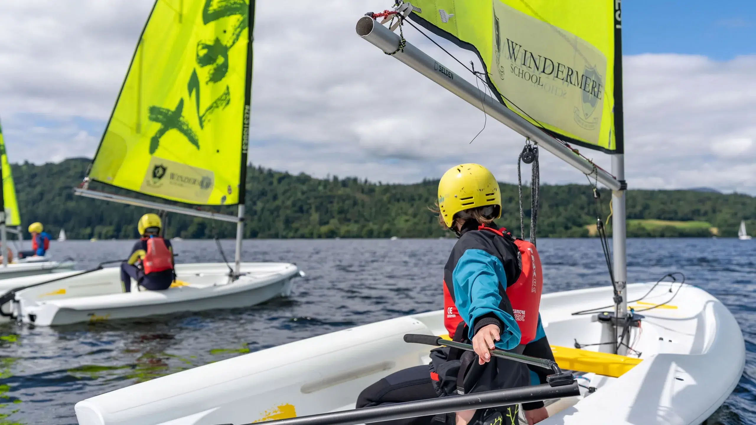 practica vela en el lago delante de Windermere School, en UK