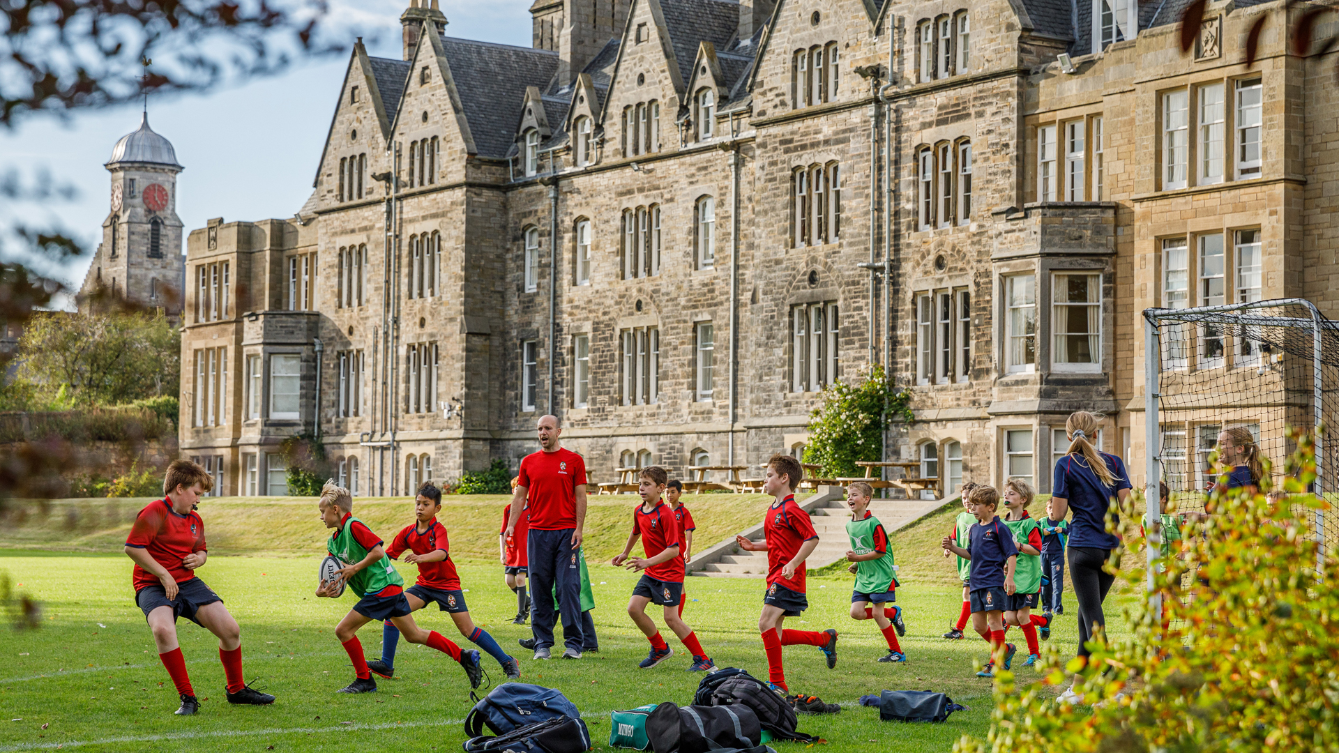 alumnos jugando a rugby masculino en el curso escolar en inglaterra en St. Leonards School