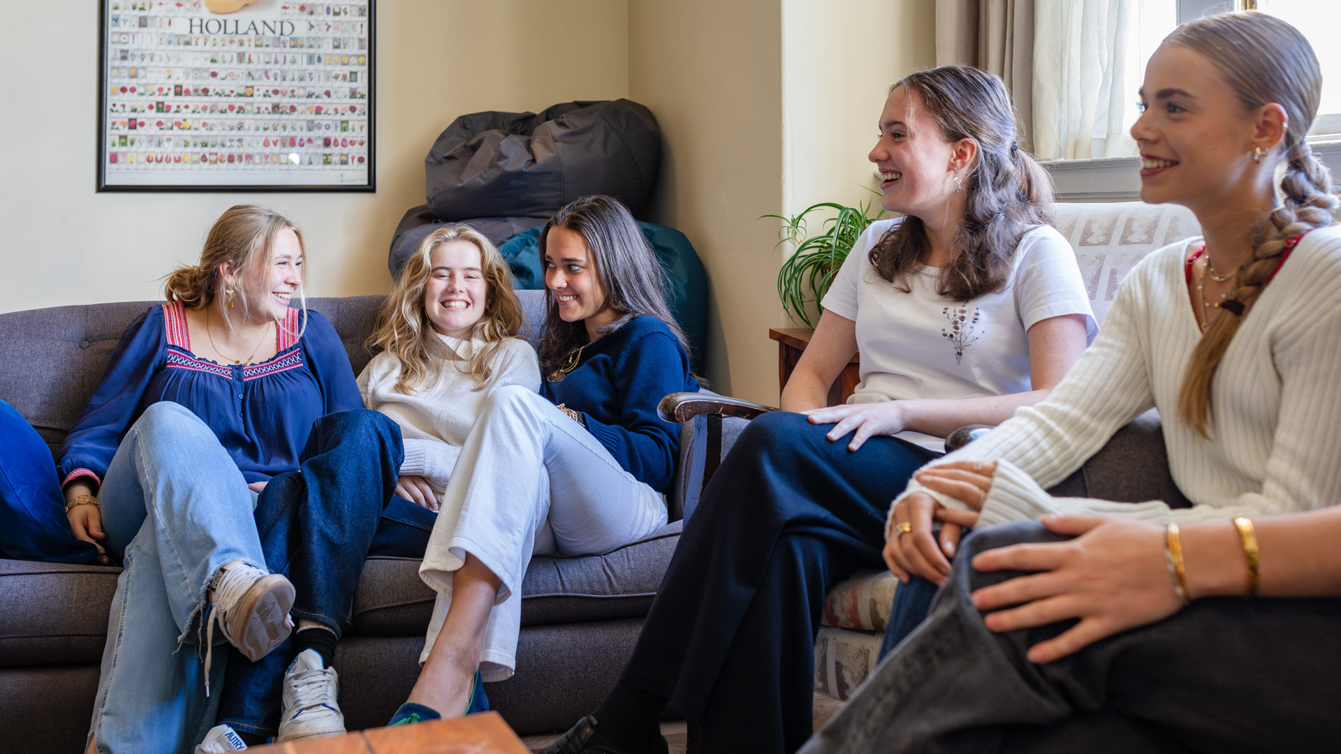alumnas socializando en la residencia en el curso escolar en inglaterra en St. Leonards School