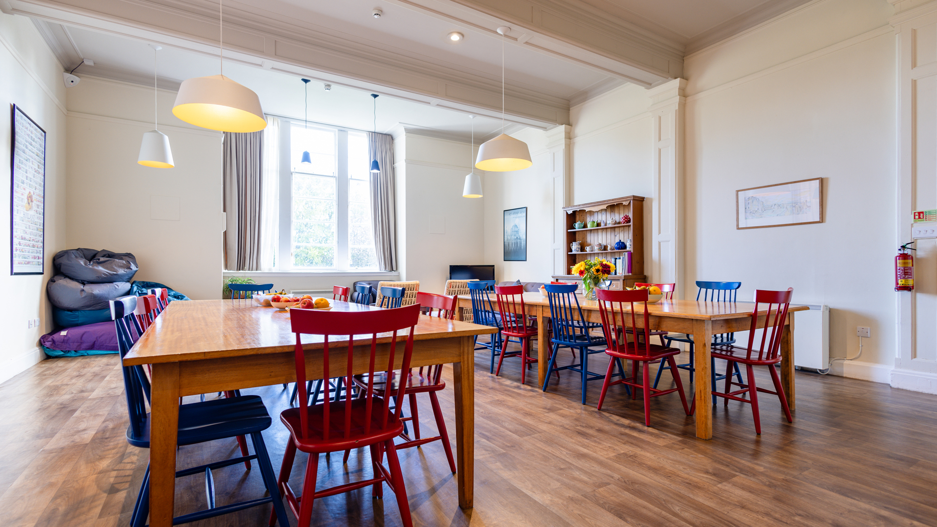zona comun muy bien equipada con mesas, sillas y sofas de la residencia en el curso escolar en inglaterra en St. Leonards School
