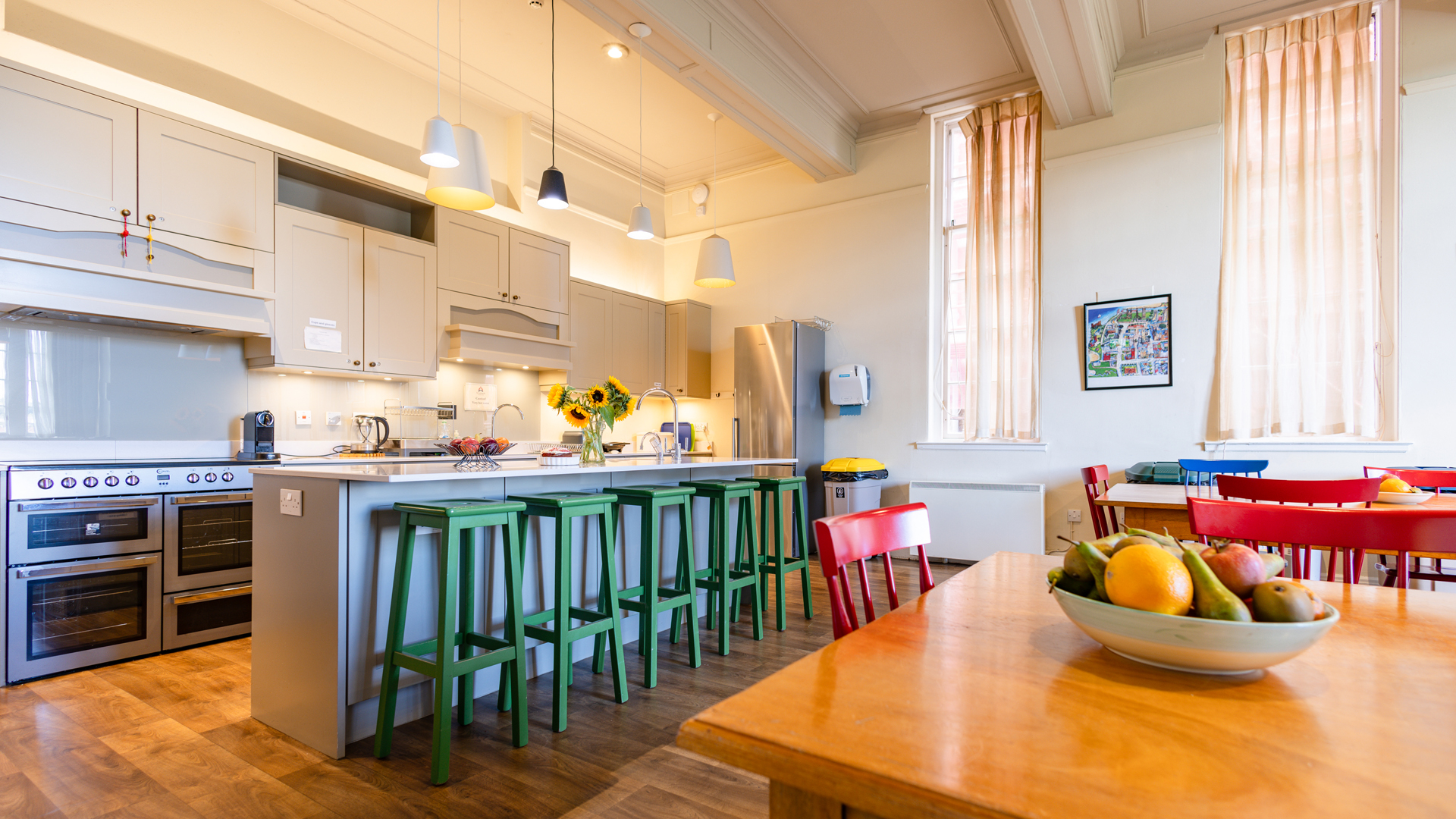 cocina y zona comun de la residencia en el curso escolar en inglaterra en St. Leonards School