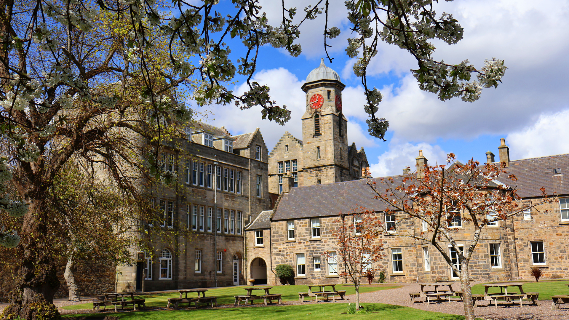 uno de los edificios del campus rodeado de arboles en el curso escolar en inglaterra en St. Leonards School