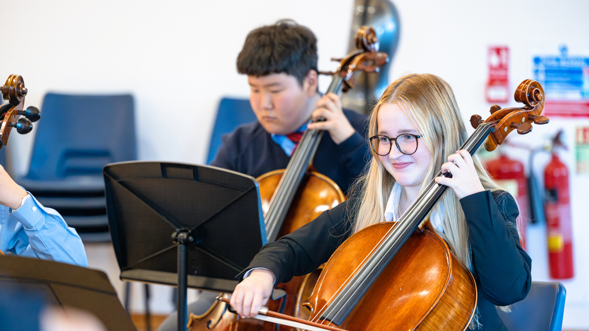alumnos en clase de musica tocando el violonchelo en el curso escolar en inglaterra en St. Leonards School