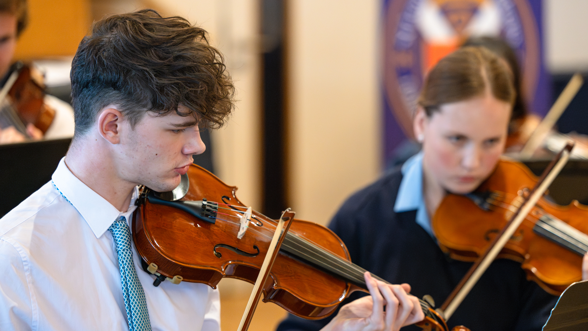 alumnos en clase de musica tocando el violín en el curso escolar en inglaterra en St. Leonards School