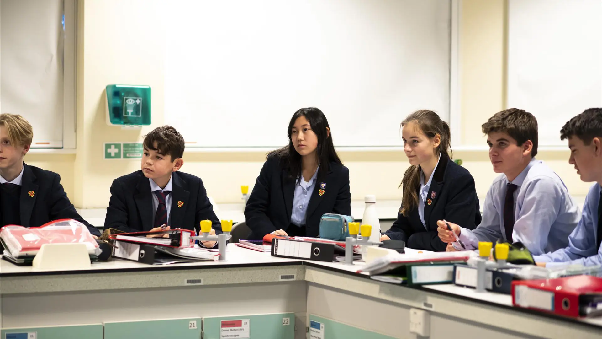 alumnos en clase del curso escolar en Inglaterra de Barnard Castle School
