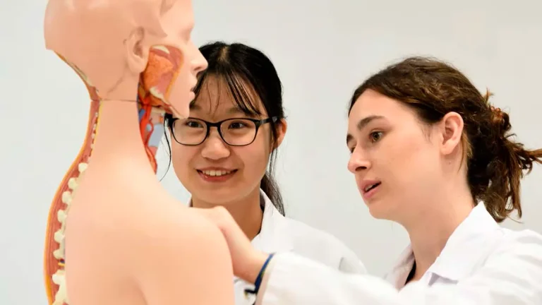 Canterbury, programas especializados de Medicina o Relaciones Internacionales