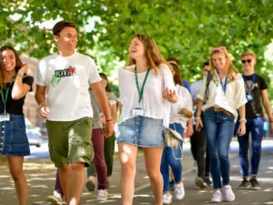 Paseo de estudiantes de inglés y asignaturas en un campus de Oxford - Where&What