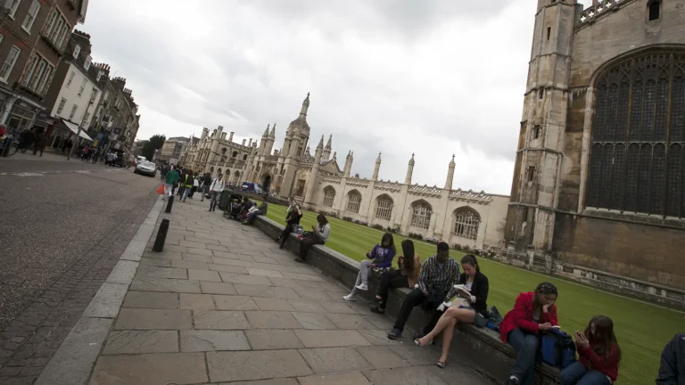 Cursos especializados de inglés para jóvenes en la Universidad de Cambridge de Where&What