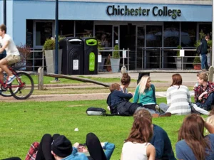Inglés y asignaturas en un campus en Chichester de Inglaterra de Where&What