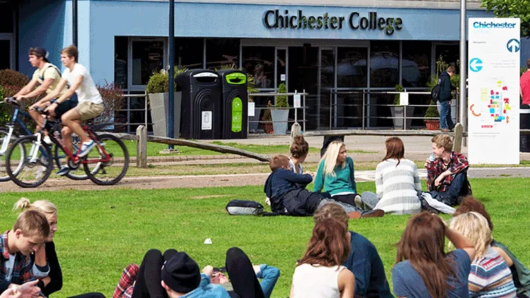 Inglés y asignaturas en un campus en Chichester de Inglaterra de Where&What