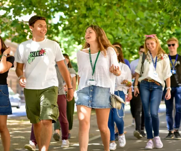 Paseo de estudiantes de inglés y asignaturas en un campus de Oxford - Where&What