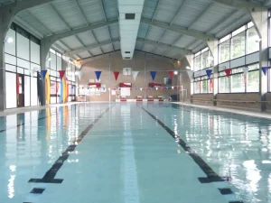 Curso escolar en Inglaterra con natación