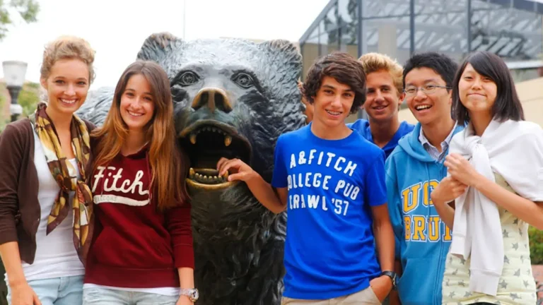 Curso de inglés con actividades en UCLA de Los Angeles para jóvenes de 7 a 17 años de Where&What
