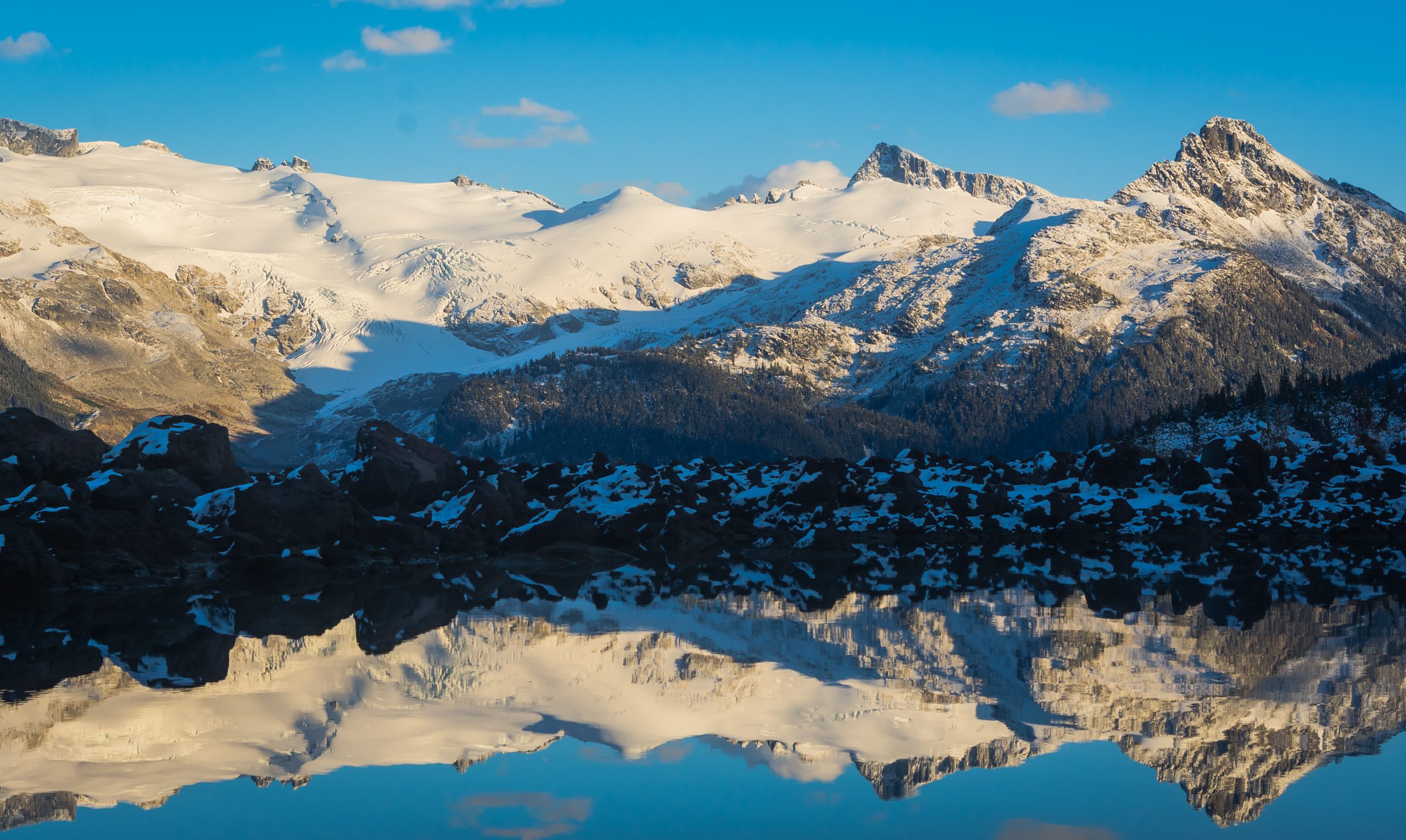 Paisaje de montañas nevadas en Canadá, entorno natural que acompaña la experiencia de estudiar un semestre escolar.