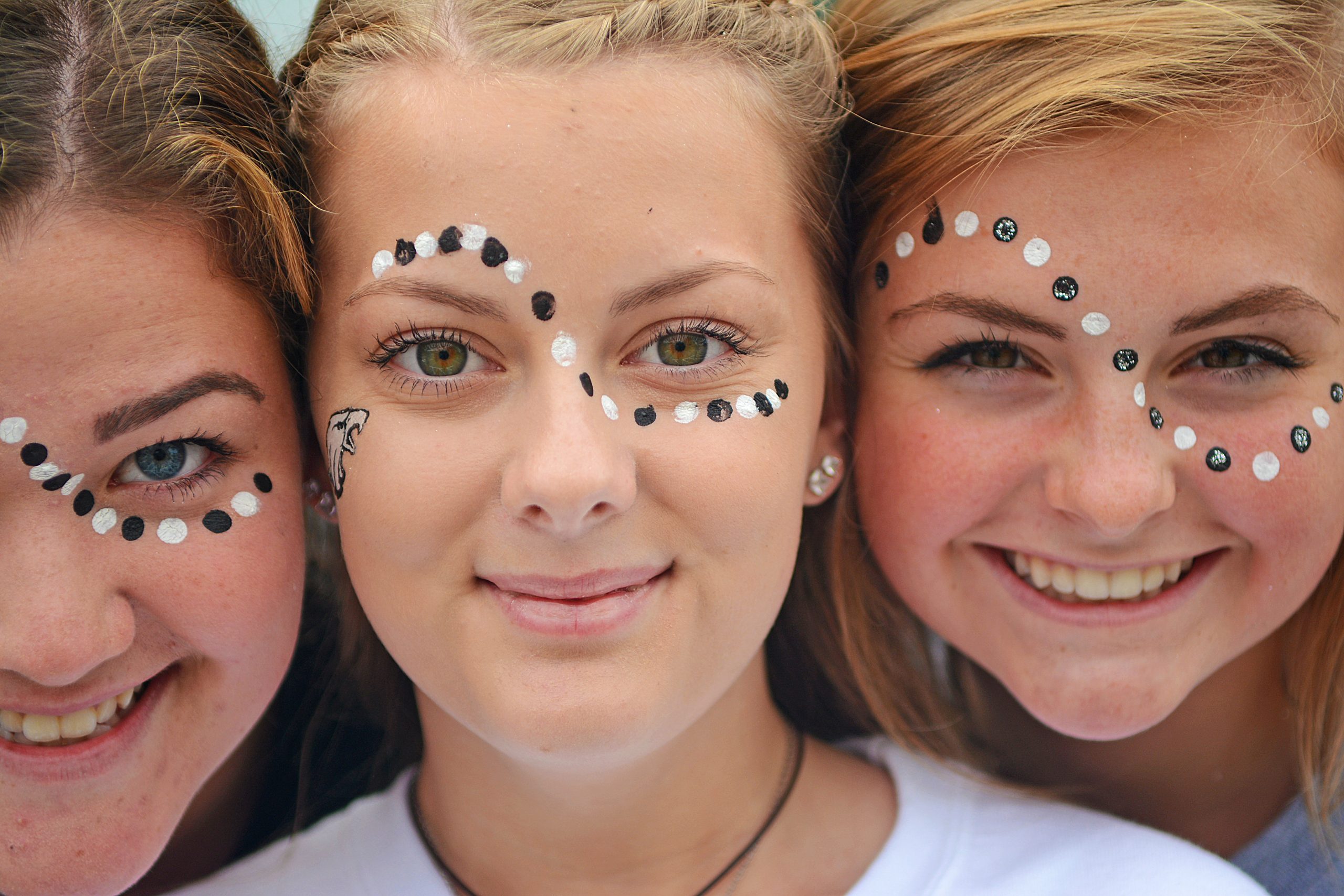 Alumnas participando en actividades culturales con pintura facial, tradición estudiantil durante un semestre en Estados Unidos.