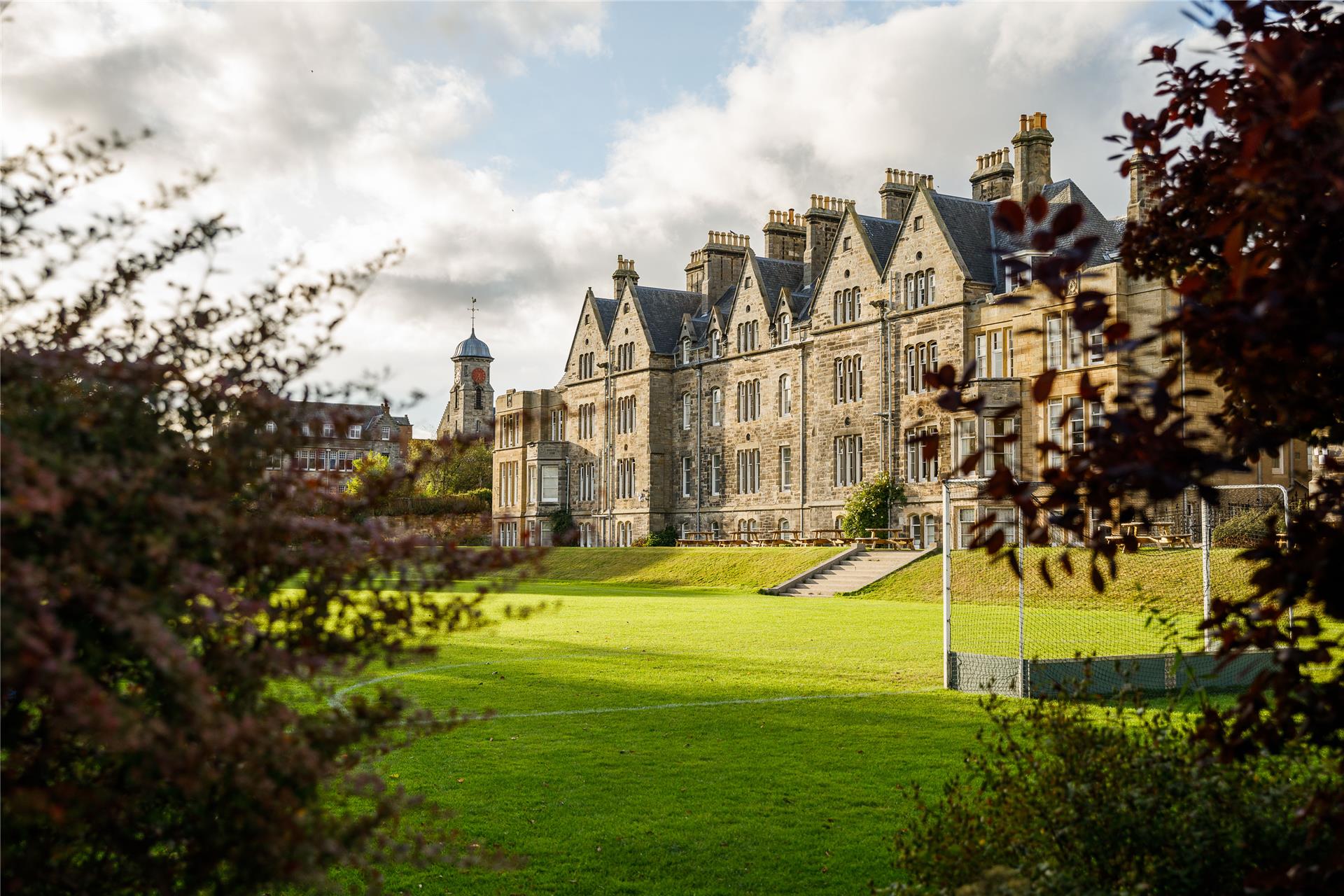 Edificio histórico de colegio en Inglaterra con campos verdes, ideal para estudiar un trimestre escolar en Inglaterra o Reino Unido, con programas académicos y actividades internacionales.
