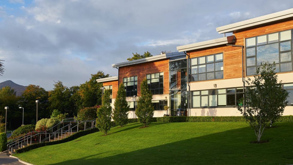 Instalaciones modernas de colegio en Irlanda, opción para estudiar un trimestre escolar en un entorno actual y bien equipado.